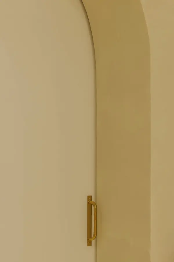 골드 핸들이 빛나는 아치형 도어 디테일 컷